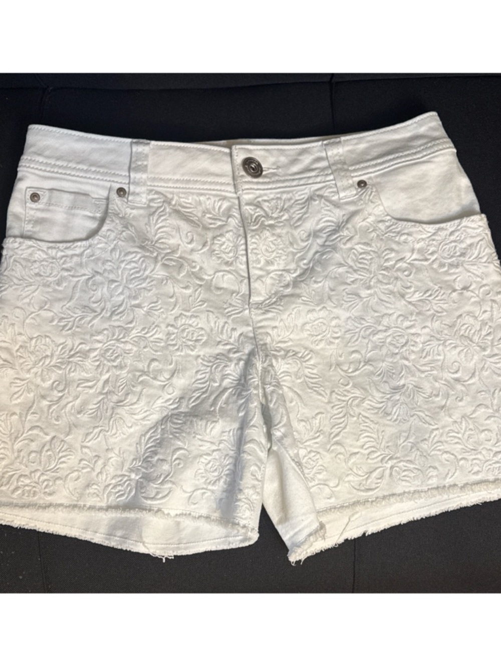 INC New White Embroidered Denim Shorts Size 2( runs big)Floral Stretch